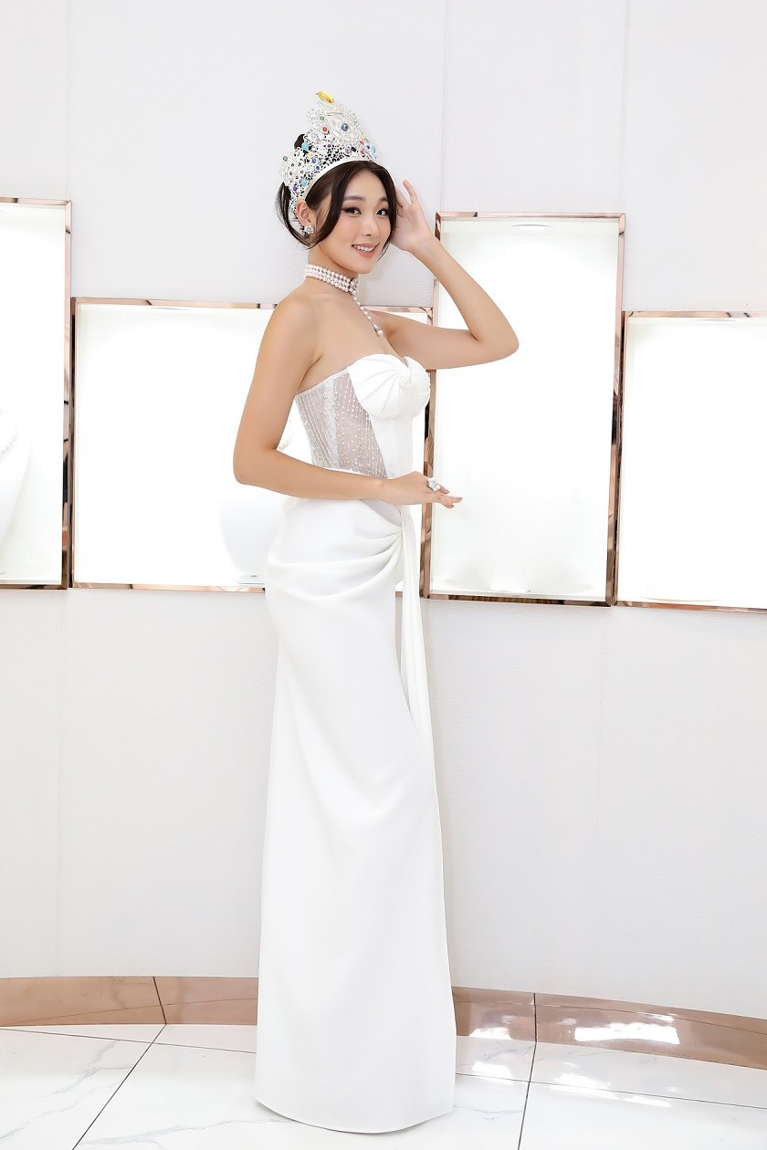 Ngày 27/7, Hoa hậu Trái đất 2022 Mina Sue Choi đăng tải hình ảnh dự sự kiện với trang phục của NTK Lê Ngọc Lâm. 