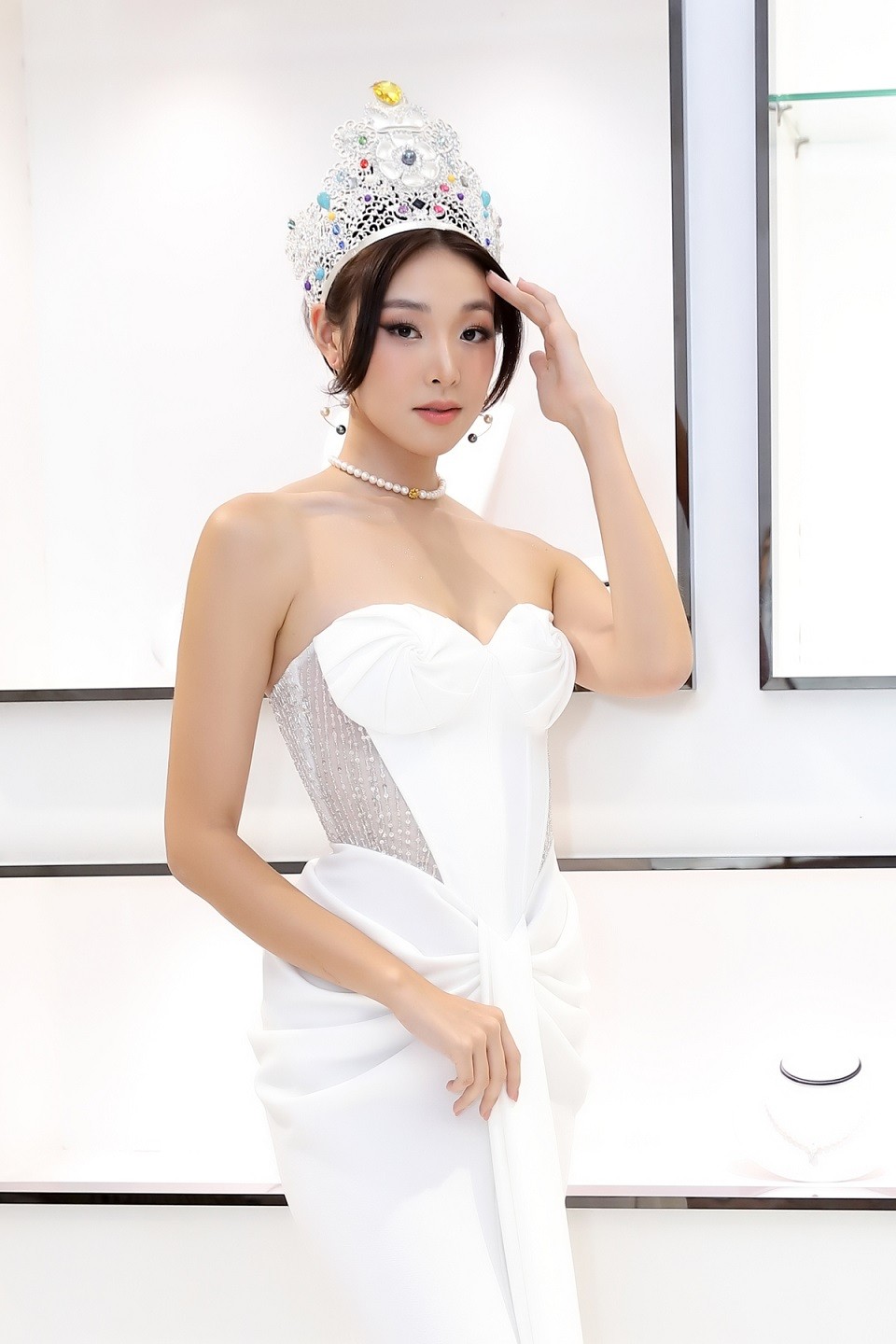 Nhà thiết kế sinh năm 1990 chia sẻ, khi anh đăng hình ảnh chiếc váy này trên Instagram, Mina Sue đã rất thích và liên hệ với anh để thử chiếc đầm cho một sự kiện quan trọng tại Việt Nam. 