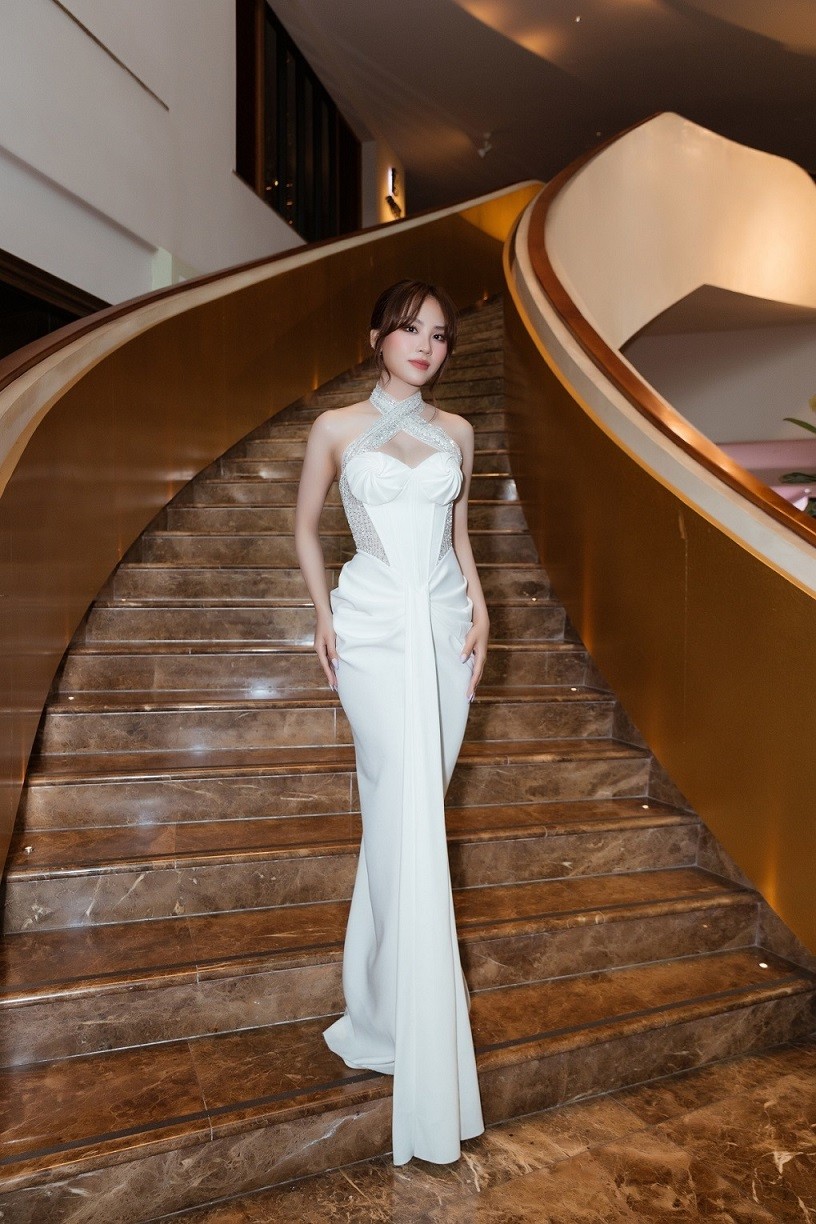 Thiết kế từng được Hoa hậu Huỳnh Nguyễn Mai Phương mặc đi sự kiện, tôn nét đẹp nữ tính. 