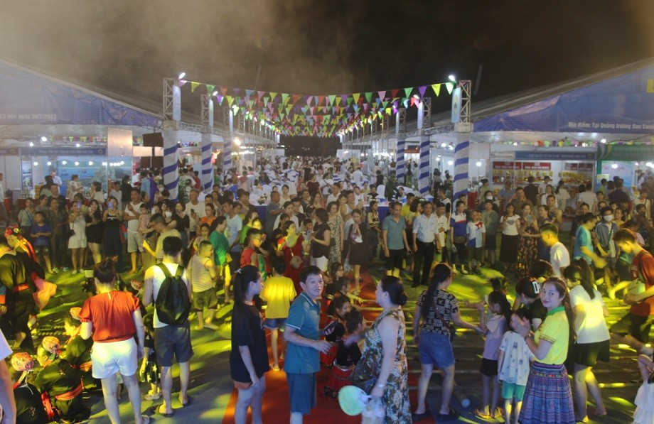 Liên hoan ẩm thực Quảng Ninh năm 2023 thu hút hàng nghìn người dân và du khách đến tham gia vui chơi, mua sắm, thưởng thức ẩm thực. (Nguồn: Báo Quảng Ninh)