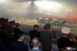 Triều Tiên: Thiết bị không người lái dưới nước chạy bằng năng lượng hạt nhân xuất hiện tại lễ duyệt binh Ngày Chiến thắng