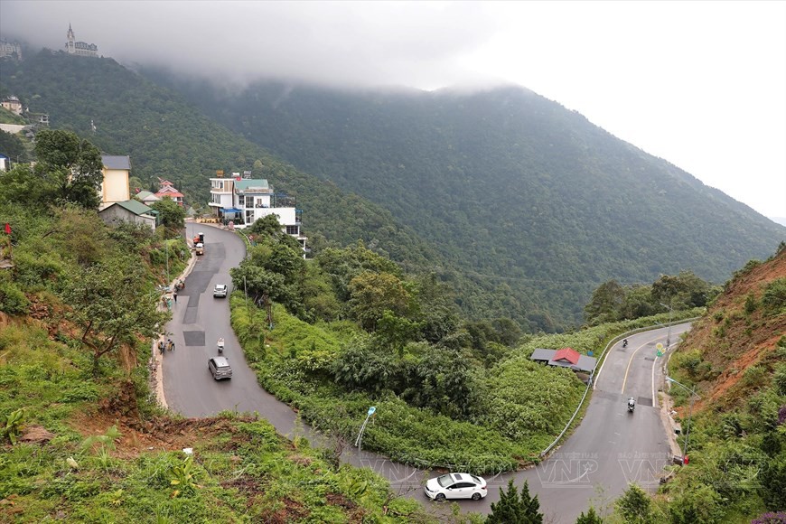 The road to Tam Dao twists and turns like a silk ribbon crossing the mountainside. (Photo: VNP/VNA) The road to Tam Dao twists and turns like a silk ribbon crossing the mountainside. (Photo: VNP/VNA)