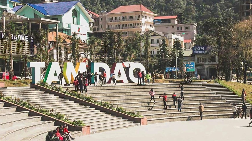 Tourists in Tam Dao can experience four seasons in one day. In the morning, there may be a gentle spring breeze, followed by a hot summer’s afternoon. The evening brings a romantic autumn atmosphere, while overnight there may be a wintery chill. (Photo: VNP/VNA) Tourists in Tam Dao can experience four seasons in one day. In the morning, there may be a gentle spring breeze, followed by a hot summer’s afternoon. The evening brings a romantic autumn atmosphere, while overnight there may be a wintery chill. (Photo: VNP/VNA)