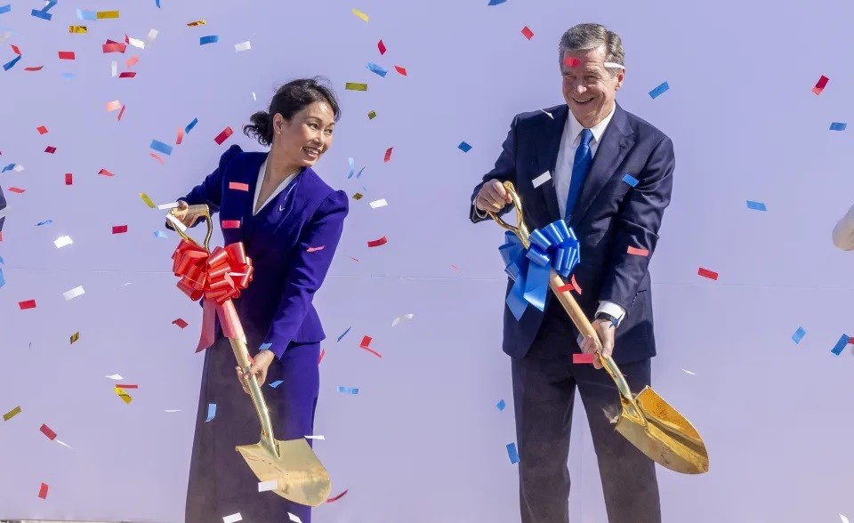 (07.29) VinFast CEO Le Thi Thu Thuy, left, and Gov. Roy Cooper participate in a a groundbreaking ceremony Friday, July 28, 2003, at the future site of a VinFast plant, an electric vehicle manufacturer, in Moncure, N.C. (Source: AP)