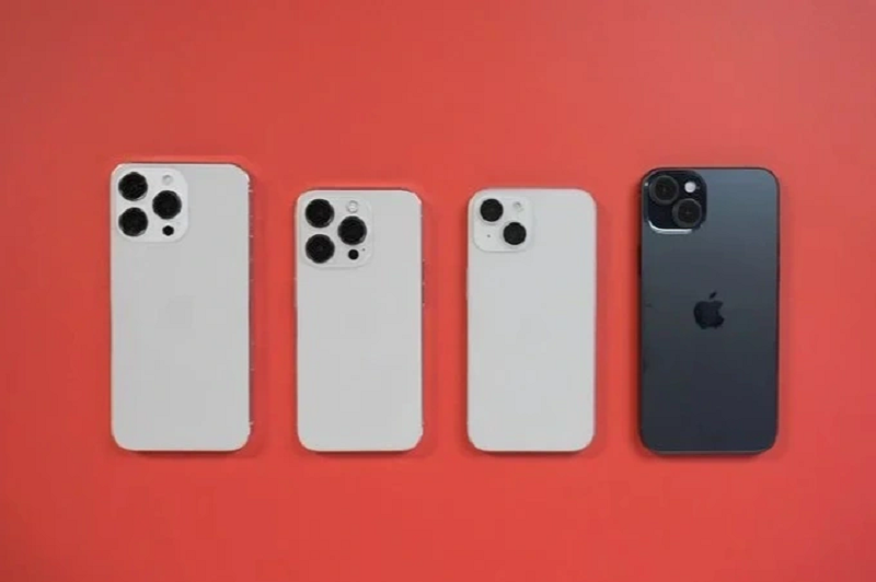 Mô hình bốn phiên bản iPhone 15.