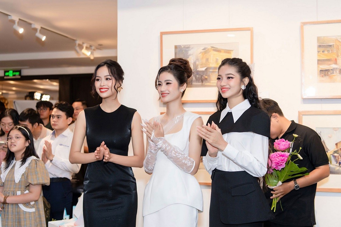 Dàn hoa hậu, á hậu Miss World Việt Nam 2023 dự triển lãm tranh thiện nguyện của họa sĩ trẻ Phan Anh Thư. (Nguồn: Vietnamnet)