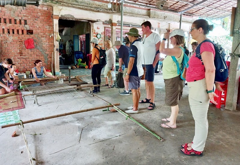 Du khách quốc tế trải nghiệm làm hàng thủ công ở xứ Dừa.