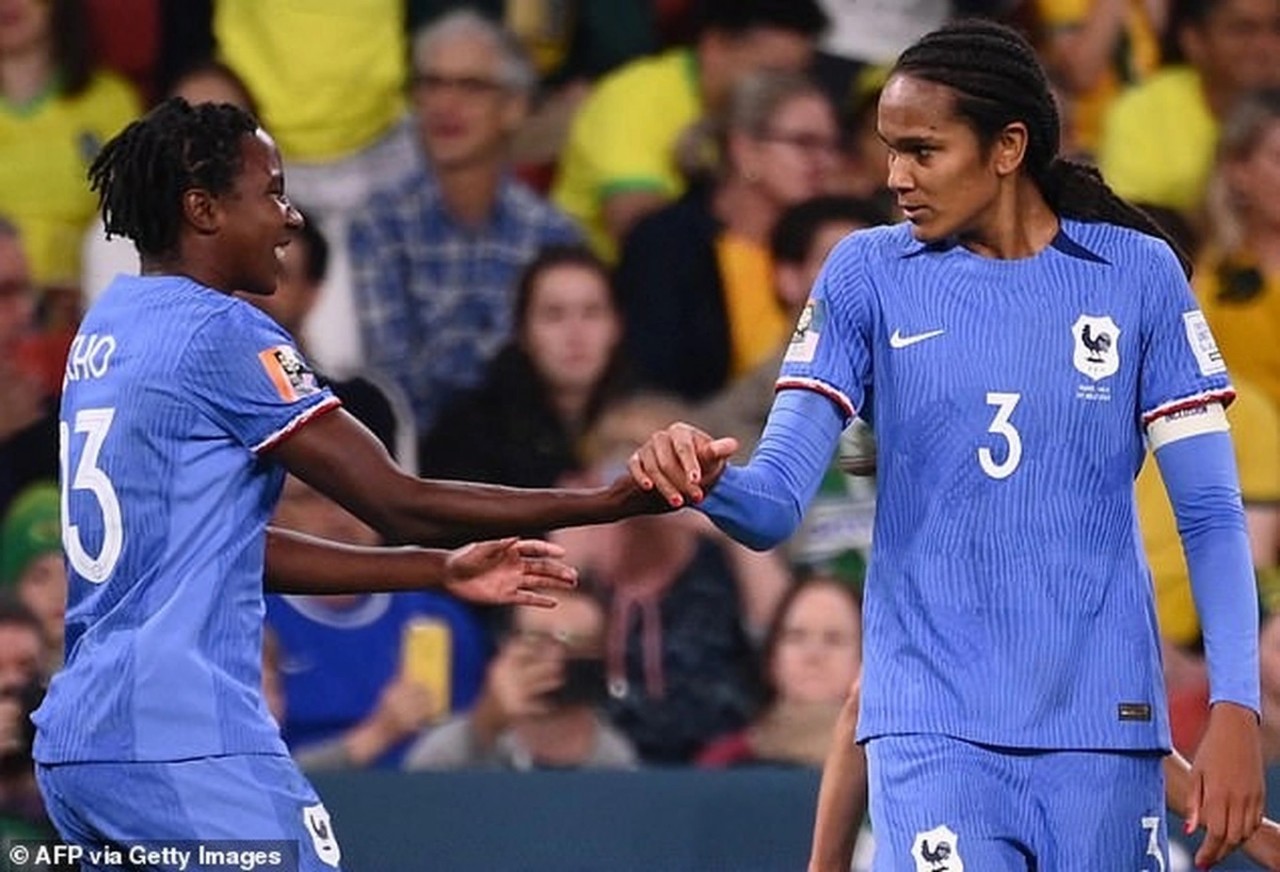Wendie Renard (phải) ghi bàn ở phút 83 ấn định chiến thắng của Pháp trước kình địch Brazil (Ảnh: Getty).