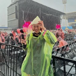 Sao Việt đội mưa xem đêm diễn đầu tiên ở Việt Nam của BLACKPINK