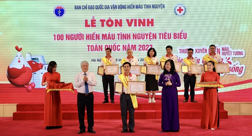 Tôn vinh 100 người hiến máu tiêu biểu toàn quốc năm 2023