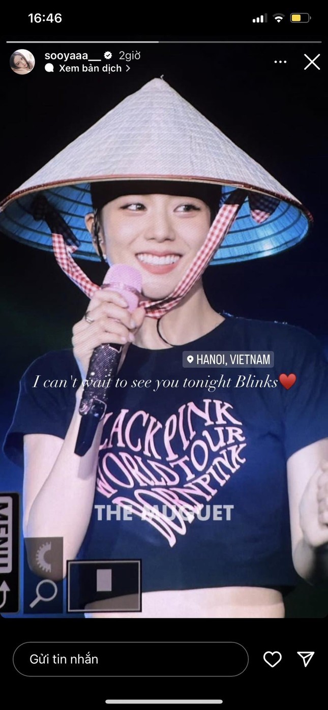 Jisoo cũng ấn tượng với nón lá Việt Nam.
