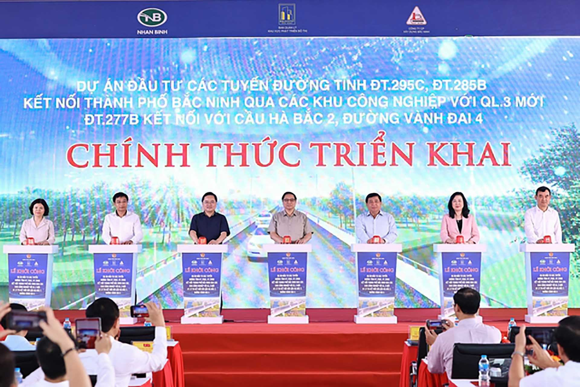 Thủ tướng Phạm Minh Chính cùng các đại biểu bấm nút khởi công dự án. (Nguồn: VGP)