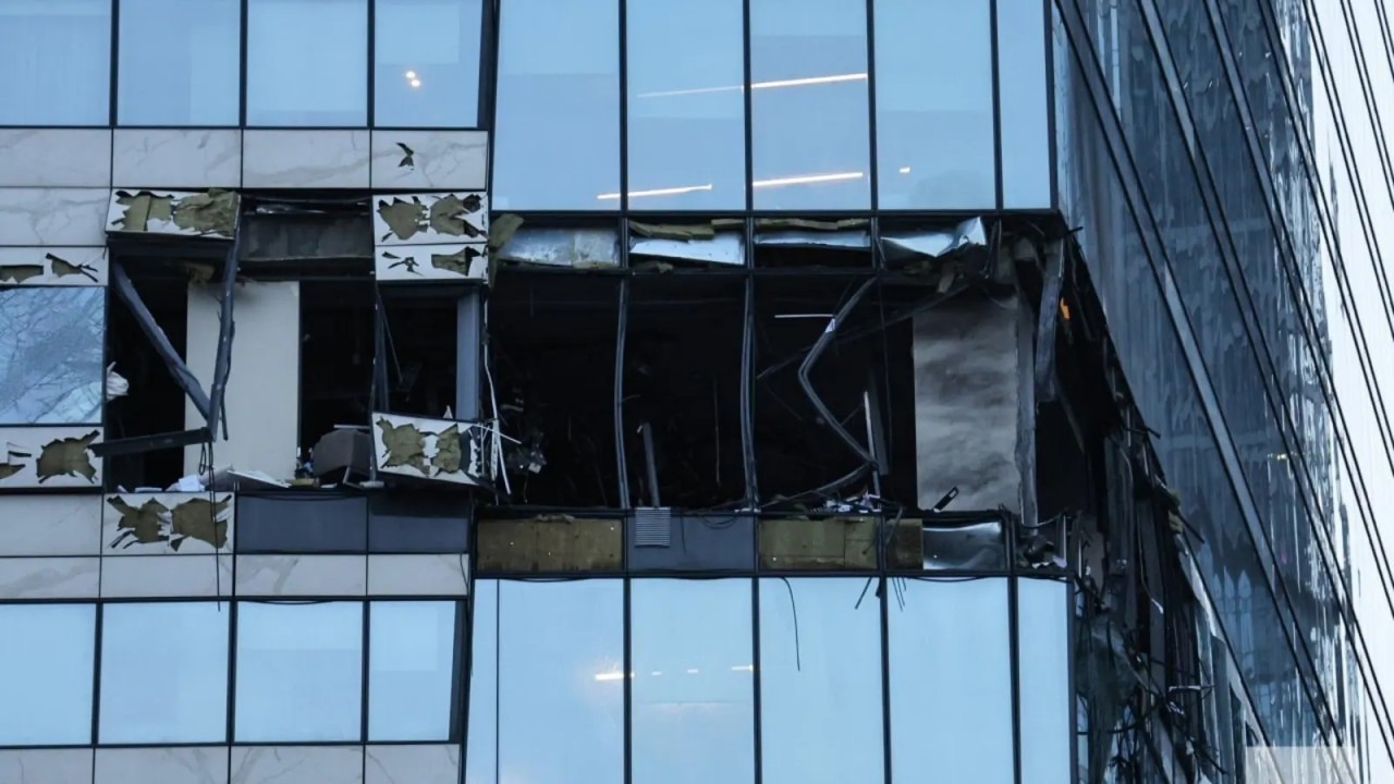 (07.31) Một tòa nhà ở Moscow bị hư hại sau đợt tấn công bằng UAV của Ukraine ngày 30/7 vừa qua. (Nguồn: Twitter)