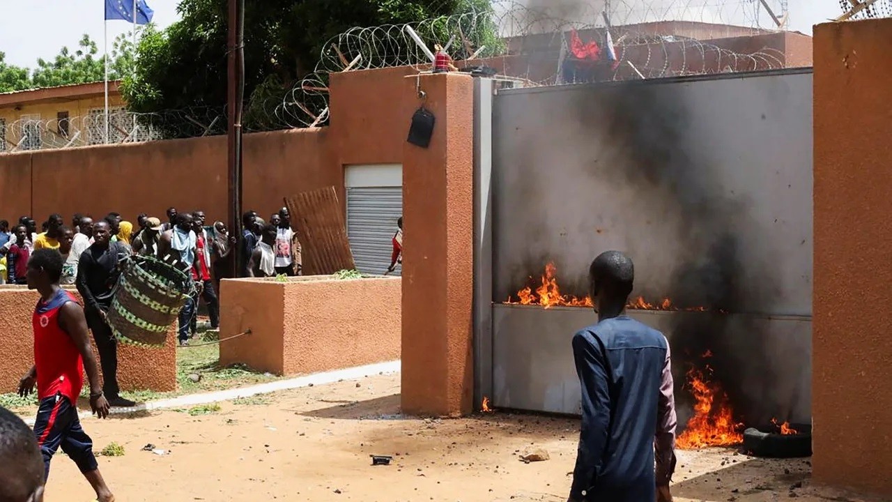 (07.31) Đoàn người ủng hộ phe đảo chính quân sự đốt phá trụ sở Đại sứ quán Pháp tại Niger. (Nguồn: Reuters)