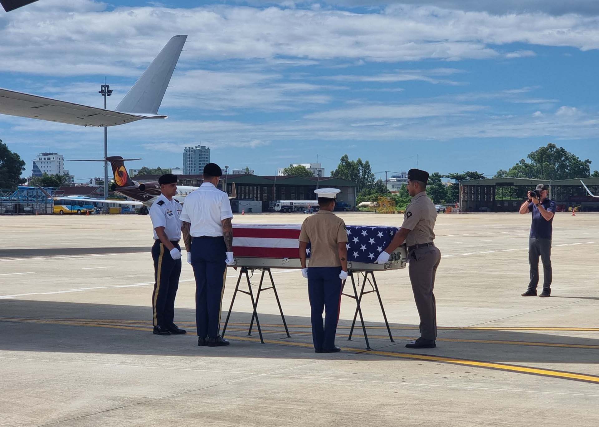 Lễ hồi hương hài cốt quân nhân Hoa Kỳ mất tích trong chiến tranh ở Việt Nam diễn ra tại sân bay Quốc tế Đà Nẵng.