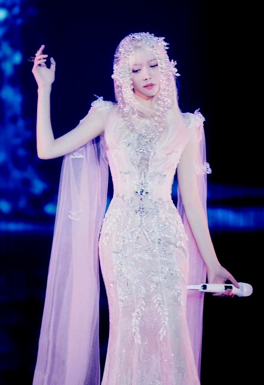 Nữ ca sĩ Trung Quốc được khen xinh đẹp như nữ thần khi diện bộ váy trắng kiểu đuôi cá bó sát, xuyên thấu của nhà mốt Việt Phạm Đăng Anh Thư. Vu Văn Văn tổ chức đêm nhạc riêng tại Bắc Kinh hôm 29/7.