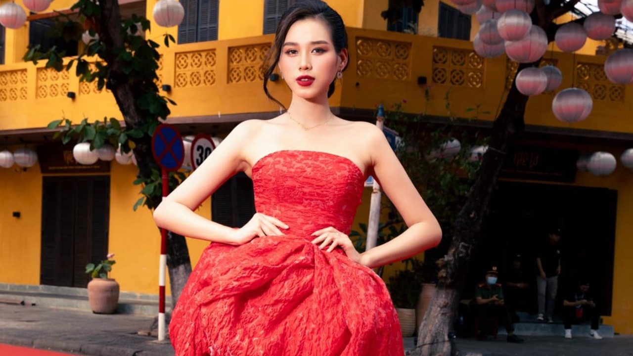 Hoa hậu Đỗ Thị Hà 'lăng xê' đầm cắt xẻ khoe vóc dáng nuột nà