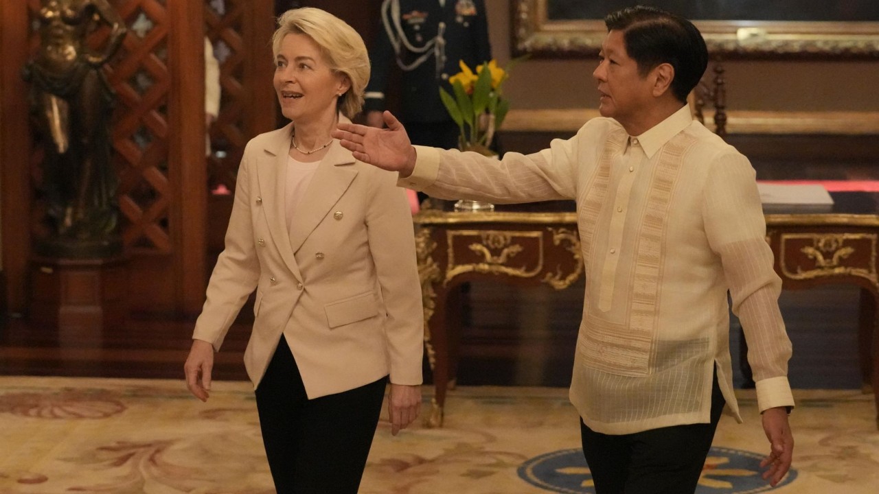 Bà Ursula von der Leyen là Chủ tịch EC đầu tiên đến thăm Philippines trong gần 60 năm. (Nguồn: AFP)
