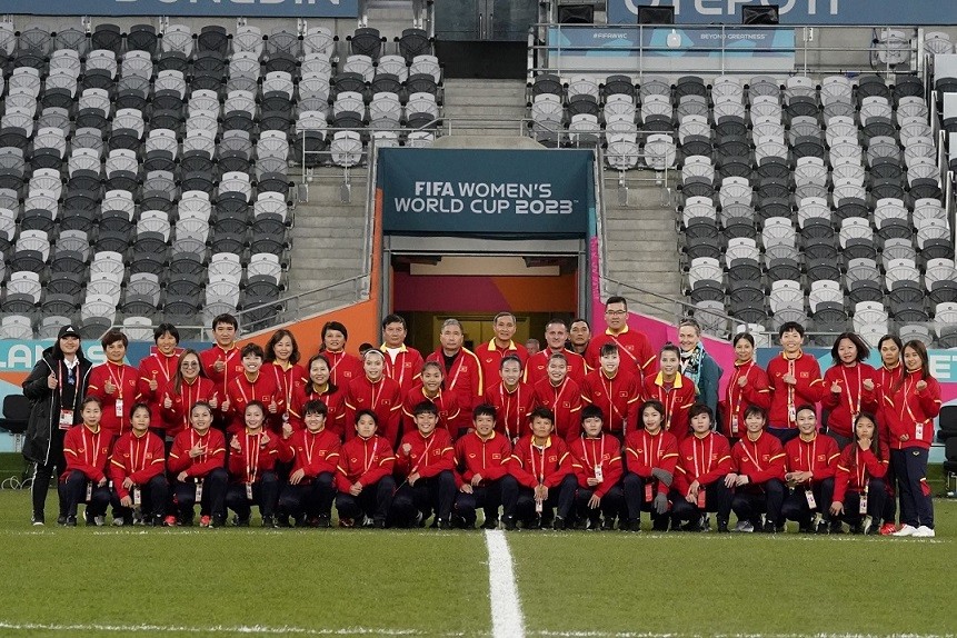 Đội tuyển nữ Việt Nam chụp ảnh kỷ niệm trên sân vận động ở New Zealand. (Ảnh: Thành Đạt)