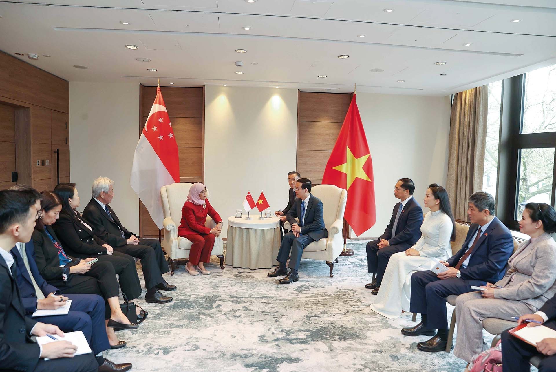 Chủ tịch nước Võ Văn Thưởng gặp Tổng thống Singapore Halimah Yacob tại London, ngày 5/5/2023. Chủ tịch nước Võ Văn Thưởng gặp Tổng thống Singapore Halimah Yacob tại London, ngày 5/5/2023.