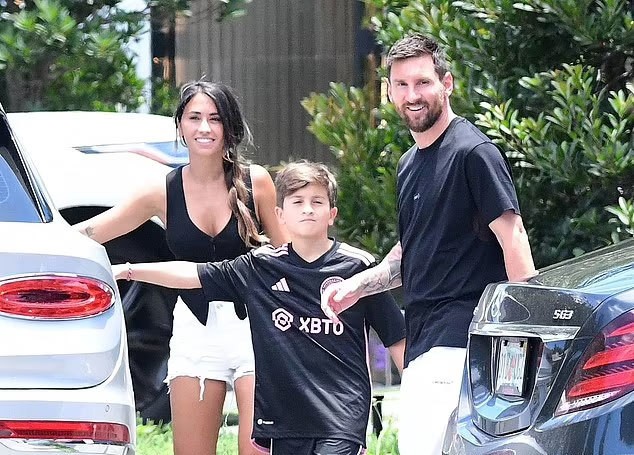 Messi và vợ cùng mặc đồ đen trắng trong khi Thiago mặc đồ truyền thống của Inter Miami. Tiền đạo Argentina và bà xã Antonela trông vui vẻ trong công cuộc tìm nhà mới ở Mỹ.