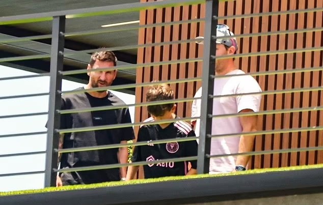 Bố con Messi đứng trên sân thượng một căn nhà có sân chơi golf mini.