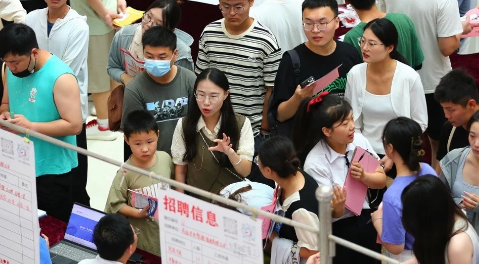 Không chỉ 'nằm yên' buông xuôi, giới trẻ Trung Quốc rộ lối sống 'làm con toàn thời gian'
