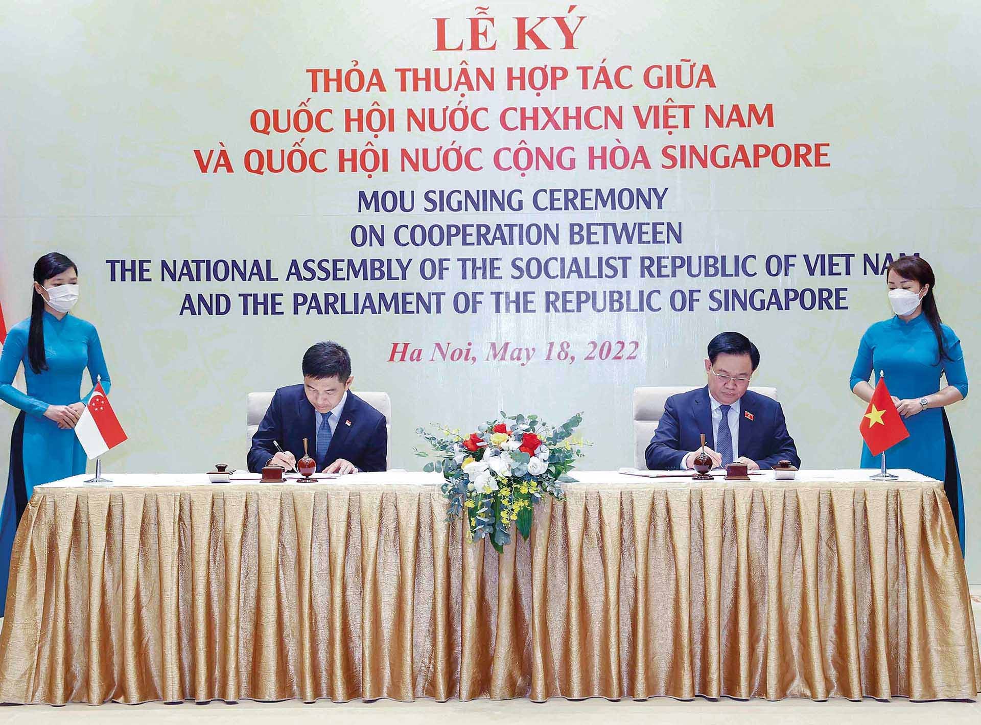 Chủ tịch Quốc hội Vương Đình Huệ và Chủ tịch Quốc hội Singapore Tan Chuan-Jin cùng thực hiện Lễ ký Thỏa thuận hợp tác giữa hai Quốc hội Việt Nam và Singapore, ngày 18/5/2022, tại Nhà Quốc hội.