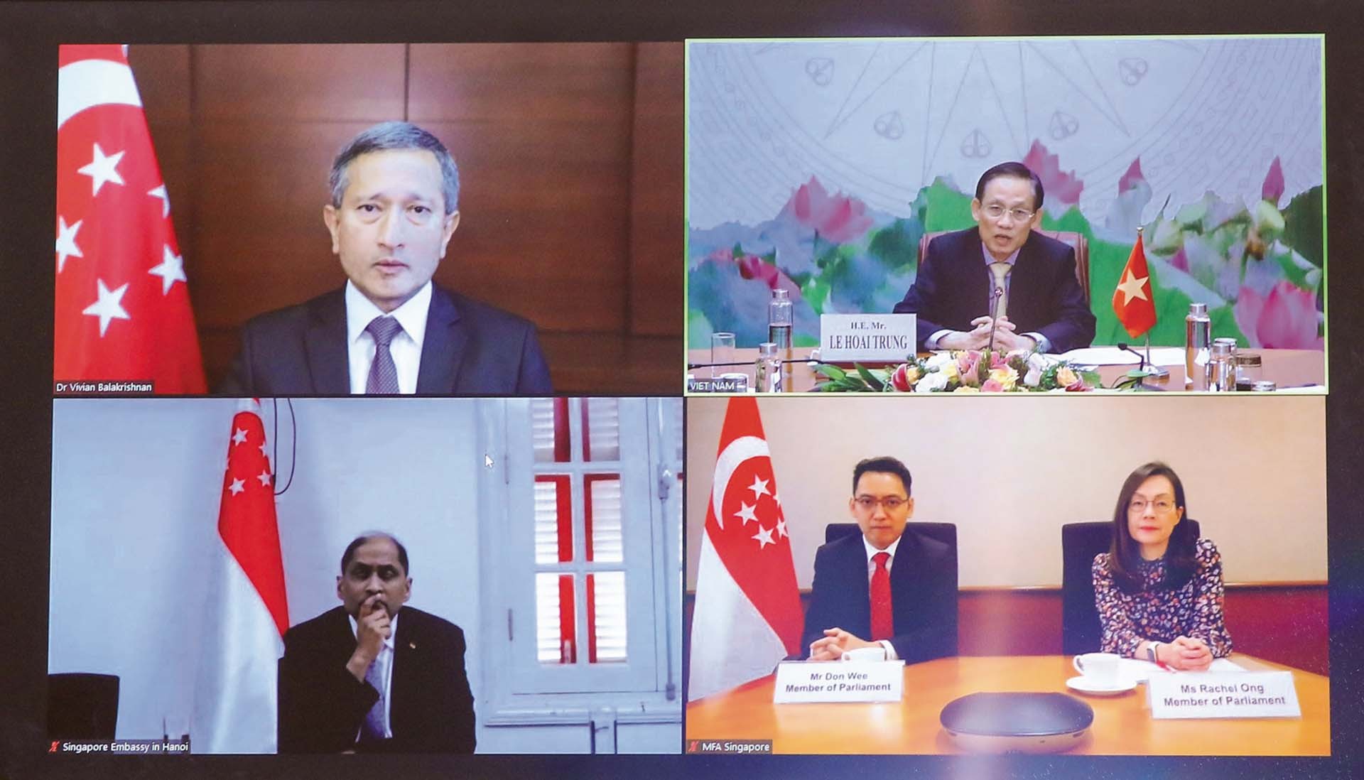 Trưởng Ban Đối ngoại Trung ương Lê Hoài Trung (trên cùng bên phải) hội đàm trực tuyến với Bộ trưởng Ngoại giao, Trưởng Ban Đối ngoại Đảng Hành động Nhân dân Singapore (PAP) Vivian Balakrishnan (trên cùng bên trái), ngày 29/4/2021.
