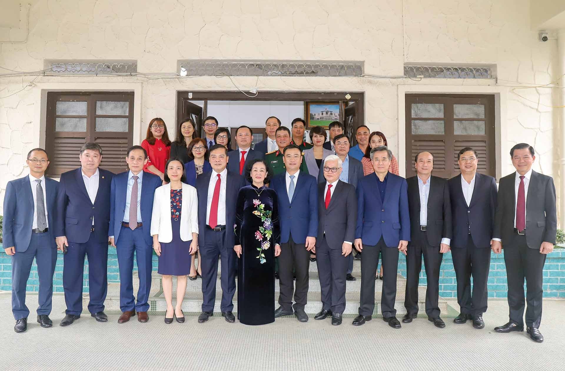 Trưởng Ban Tổ chức Trung ương Trương Thị Mai và đoàn đại biểu thăm Đại sứ quán Việt Nam tại Singapore, tháng 12/2022.