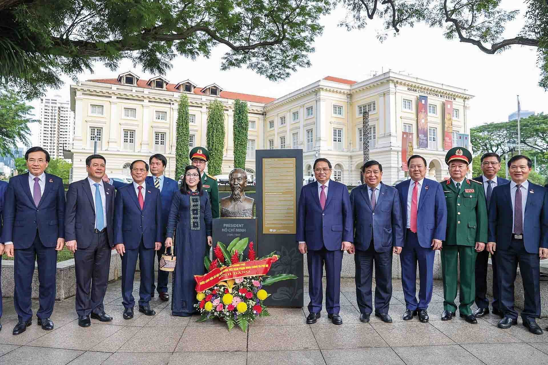 Thủ tướng Chính phủ Phạm Minh Chính cùng Phu nhân và đoàn công tác dâng hoa lên Tượng đài Chủ tịch Hồ Chí Minh tại Bảo tàng các nền văn minh châu Á nằm cạnh sông Singapore, ngày 9/2/2023. 