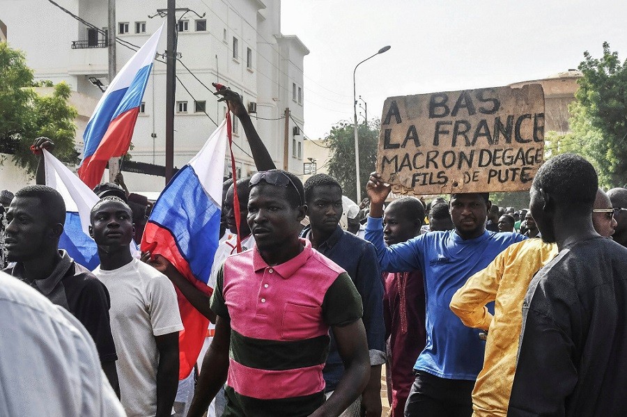 (08.01) Người tuần hành tại Niger tuần hành trước cửa Đại sứ quán Pháp ở nước này. (Nguồn: AFP)