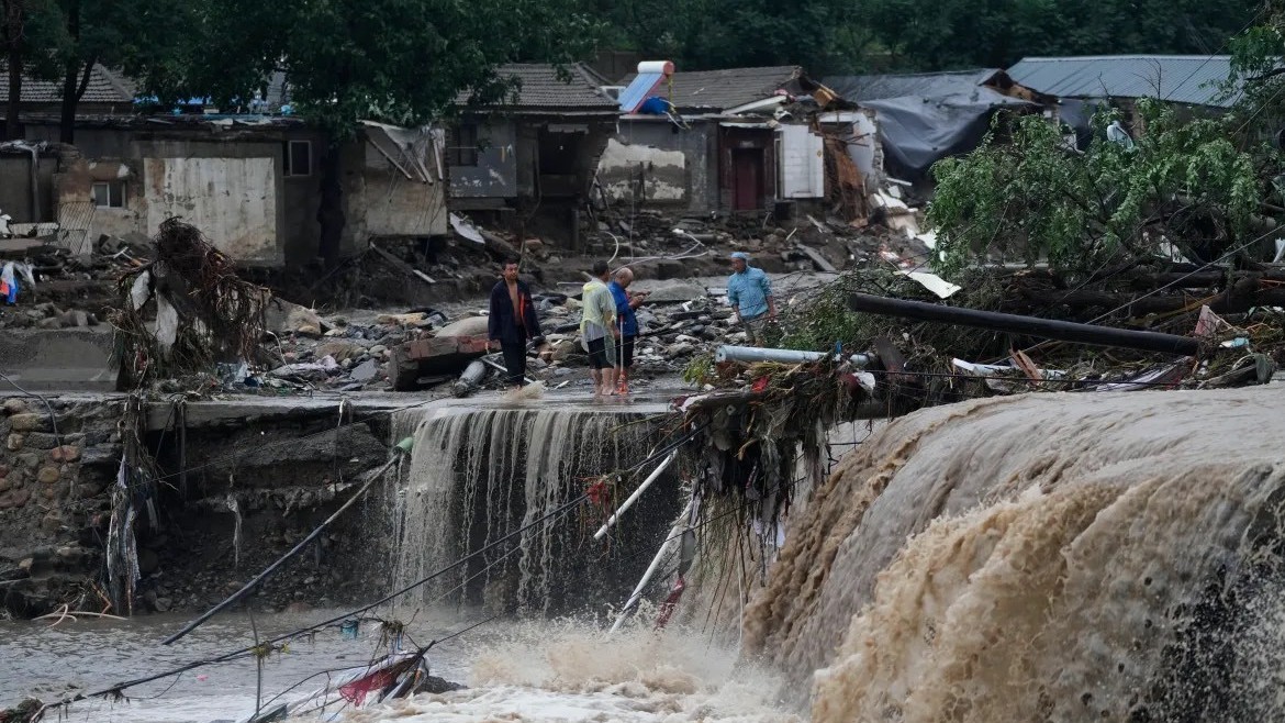Điện thăm hỏi về thiệt hại do mưa bão tại Trung Quốc