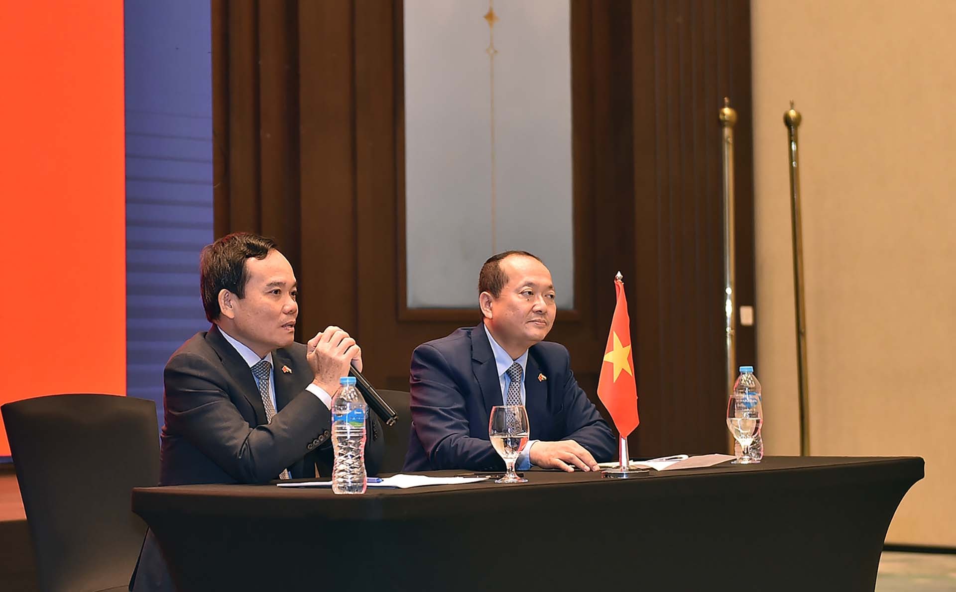 Phó Thủ tướng Trần Lưu Quang đã gặp gỡ, nói chuyện với cán bộ, nhân viên Đại sứ quán và các cơ quan Nam cùng đông đảo bà con cộng đồng người Việt Nam tại Ai Cập.