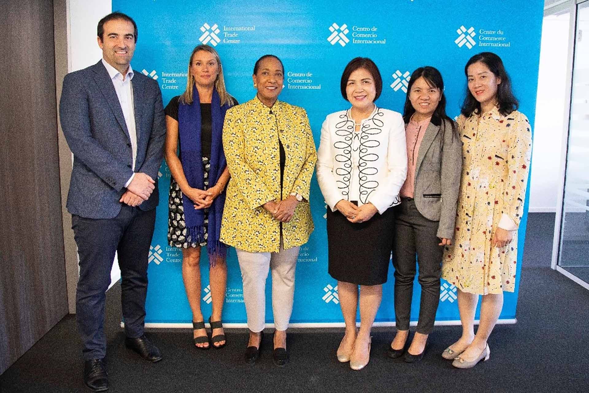 Đại sứ Lê Thị Tuyết Mai (thứ 3 từ phải sang trái) và cán bộ Phái đoàn gặp làm việc với Giám đốc điều hành ITC Pamela Coke-Hamilton (thứ 4 từ phải sang trái) và cán bộ của ITC, ngày 14/7 tại trụ sở ITC ở Geneva. (Nguồn: ITC)