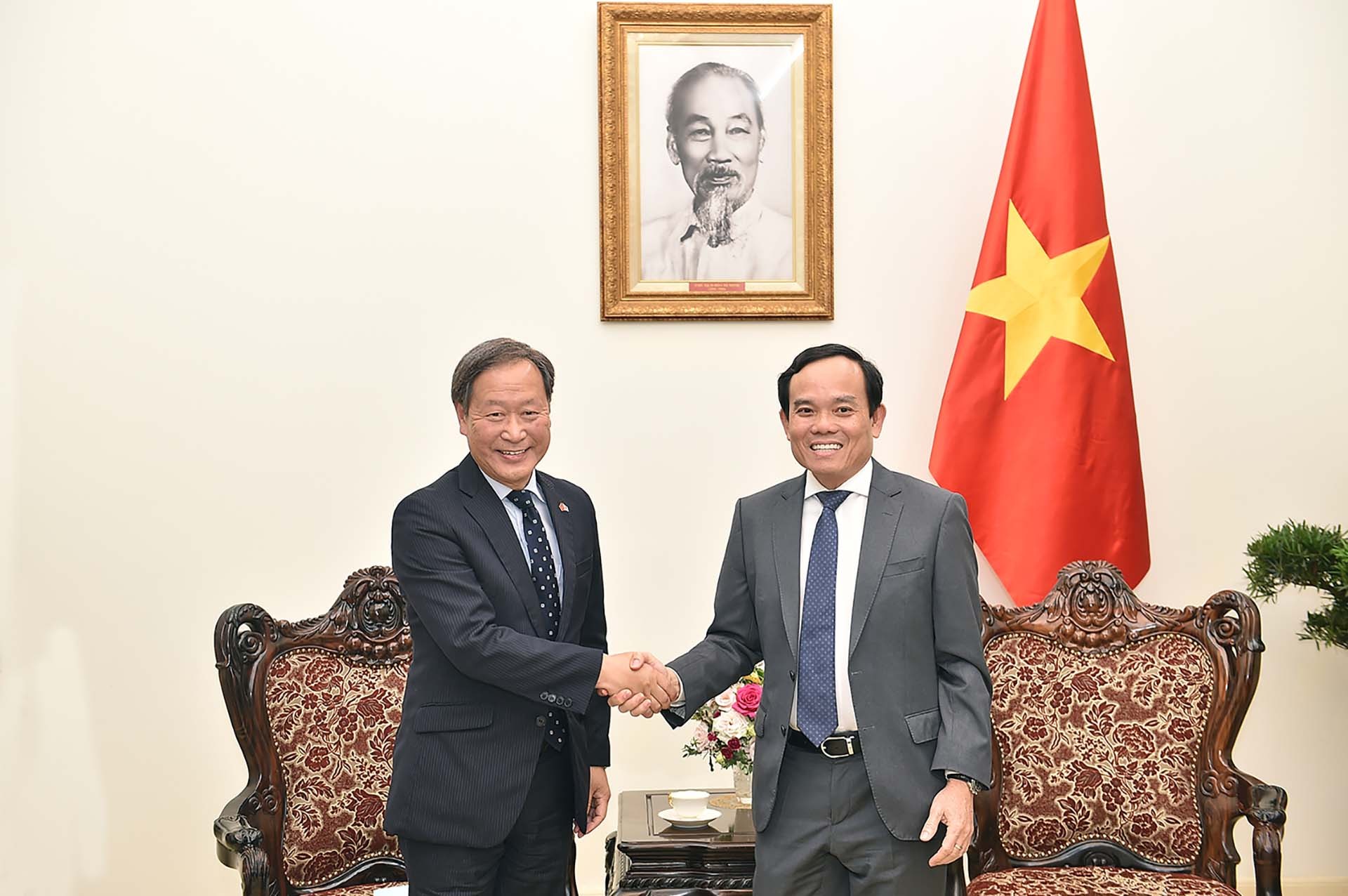 Phó Thủ tướng Trần Lưu Quang tiếp Phó Chủ tịch điều hành cấp cao JICA Yamada Junichi. (Nguồn: VGP)