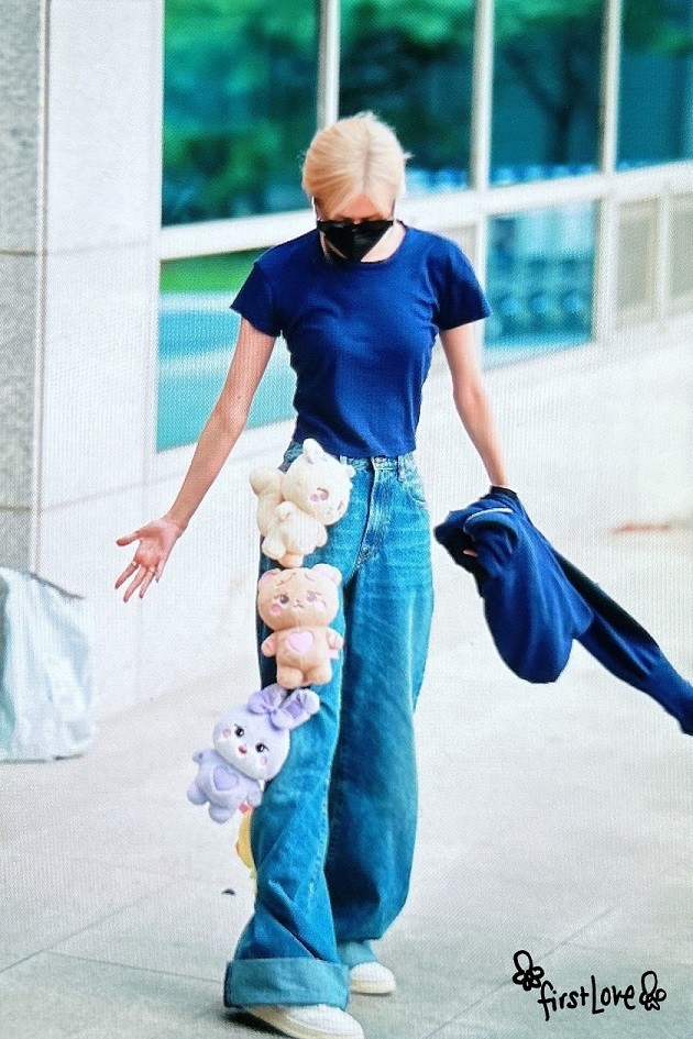 Có mặt tại sân bay Gimpo hôm 31/7, Rosé gây chú ý khi diện chiếc quần jeans dáng suông, trên quần đính nhiều chú gấu bông tượng trưng cho 4 thành viên của nhóm nhạc BlackPink. Có mặt tại sân bay Gimpo hôm 31/7, Rosé gây chú ý khi diện chiếc quần jeans dáng suông, trên quần đính nhiều chú gấu bông tượng trưng cho 4 thành viên của nhóm nhạc BlackPink.