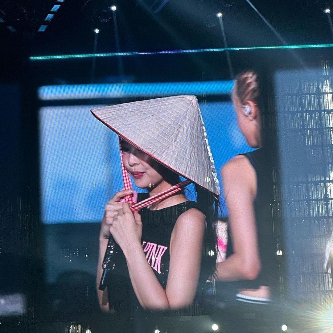 Ca sĩ Jennie, nhóm nhạc nữ Hàn Quốc BlackPink đăng ảnh đội nón lá biểu diễn trên sân khấu và cảm ơn fan Việt: BlackPink: Rosé, Jisoo và Jennie đăng ảnh đội nón lá, gửi lời cảm ơn và hẹn gặp lại fan Việt