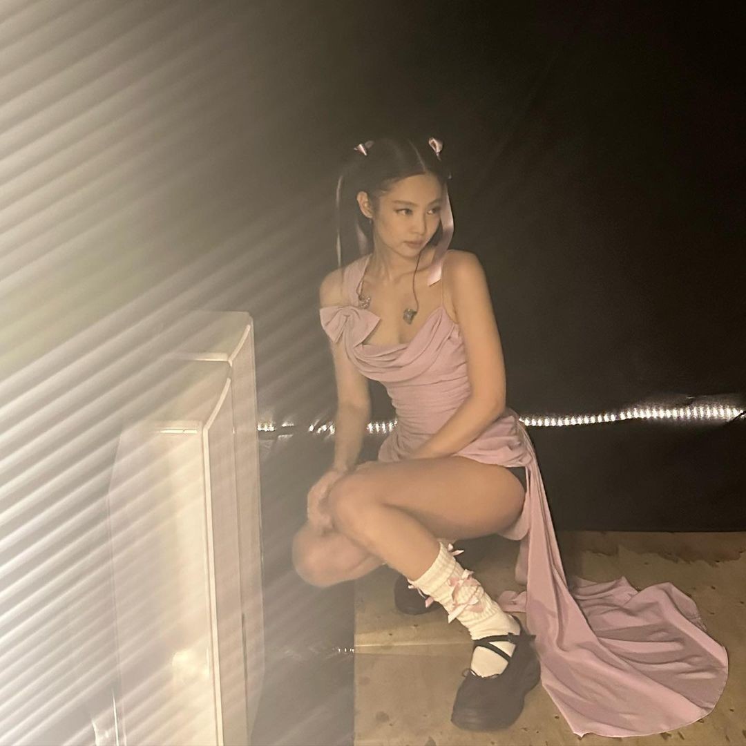 Phục trang của cô trước giờ lên sân khấu. Nhiều fan Việt bình luận trên Instagram của Jennie, nói cảm ơn cô vì đã cùng team cống hiến cho khán giả hai đêm BlackPink: Rosé, Jisoo và Jennie đăng ảnh đội nón lá, gửi lời cảm ơn và hẹn gặp lại fan Việt