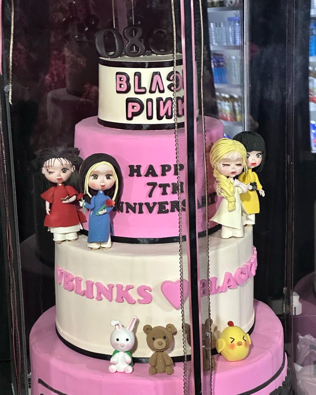 Ca sĩ khoe chiếc bánh do V-Blinks (Hội những người hâm mộ BlackPink tại Việt Nam) tặng.