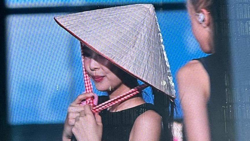 BlackPink: Rosé, Jisoo và Jennie đăng ảnh đội nón lá, gửi lời cảm ơn và hẹn gặp lại fan Việt