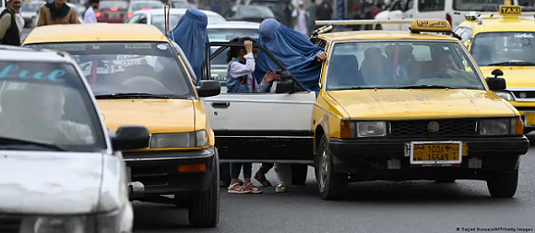 Phụ nữ Afghanistan: Đi taxi cũng chẳng dễ dàng!