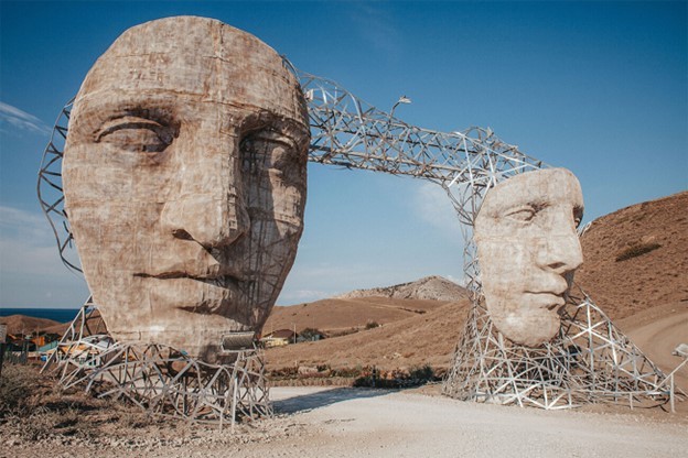 Những tác phẩm sắp đặt thú vị nhất từ công viên nghệ thuật Tavrida của Crimea