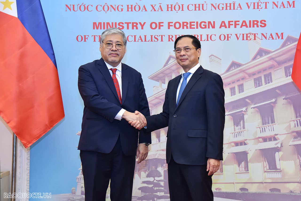 Đón Bộ trưởng Ngoại giao Philippines Enrique Manalo, Bộ trưởng Ngoại giao Bùi Thanh Sơn bày tỏ vui mừng trước sự phát triển mạnh mẽ của quan hệ Đối tác chiến lược Việt Nam-Philippines trên tất cả các lĩnh vực; đồng thời khẳng định Việt Nam là đối tác chiến lược quan trọng của Philippines trong khu vực. Đón Bộ trưởng Ngoại giao Philippines Enrique Manalo, Bộ trưởng Ngoại giao Bùi Thanh Sơn bày tỏ vui mừng trước sự phát triển mạnh mẽ của quan hệ Đối tác chiến lược Việt Nam-Philippines trên tất cả các lĩnh vực; đồng thời khẳng định Việt Nam là đối tác chiế