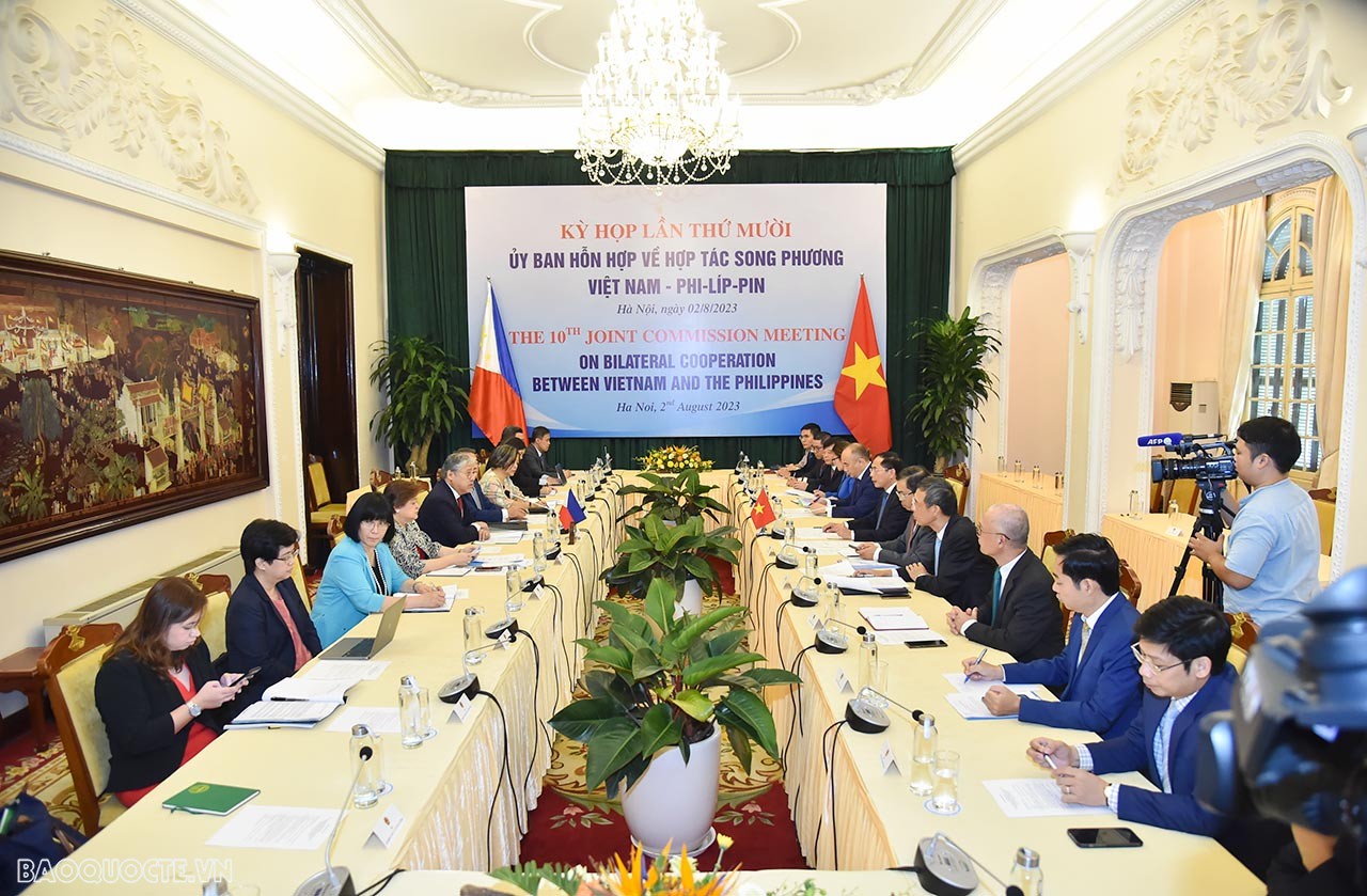 Hai bên cũng trao đổi về tình hình quốc tế và khu vực cùng quan tâm; cam kết tiếp tục phối hợp chặt chẽ và tích cực ủng hộ lẫn nhau tại các diễn đàn khu vực và quốc tế như Liên hợp quốc, ASEAN…; nhất trí rằng việc gia tăng tin cậy chính trị và quan hệ Đối tác chiến lược Việt Nam-Philippines trên cả bình diện song phương và đa phương sẽ giúp hai nước ứng phó hiệu quả hơn với các thách thức, hướng tới phát triển bền vững, góp phần mang lại hòa bình, ổn định trong khu vực. Hai bên cũng trao đổi về tình hình quốc tế và khu vực cùng quan tâm; cam kết tiếp tục phối hợp chặt chẽ và tích cực ủng hộ lẫn nhau tại các diễn đàn khu vực và quốc tế như Liên hợp quốc, ASEAN…; nhất trí rằng việc gia tăng tin cậy chính trị và quan hệ Đối