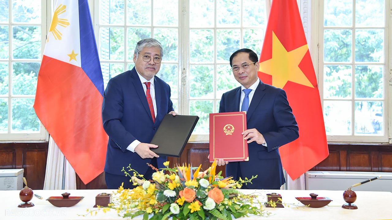 Bộ trưởng Ngoại giao Bùi Thanh Sơn đón, họp song phương với Bộ trưởng Ngoại giao Philippines Enrique Manalo Việt Nam-Philippines đẩy mạnh hợp tác biển và đại dương, phối hợp xử lý kịp thời các vấn đề phát sinh trên biển