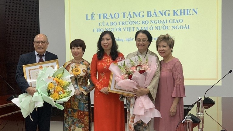 Thứ trưởng Bộ Ngoại giao Lê Thị Thu Hằng trao bằng khen cho các kiều bào có đóng góp xuất sắc tại Đà Nẵng
