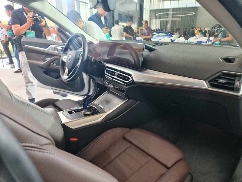 Nội thất BMW i4 nổi bật với màn hình đôi hơi cong về phía người lái.
