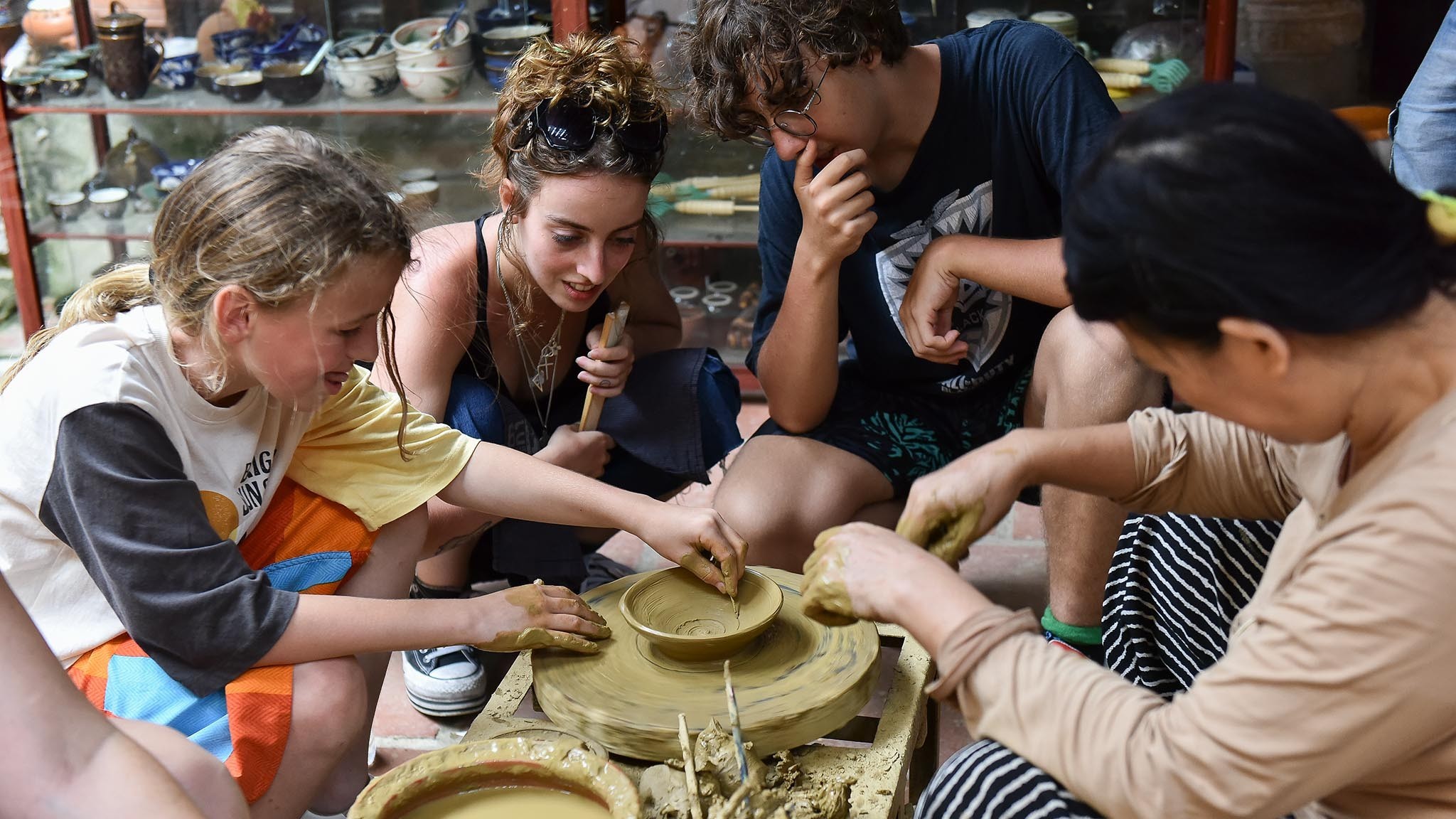 Du khách nước ngoài trải nghiệm ‘tay lấm bùn’ ở làng gốm Thanh Hà