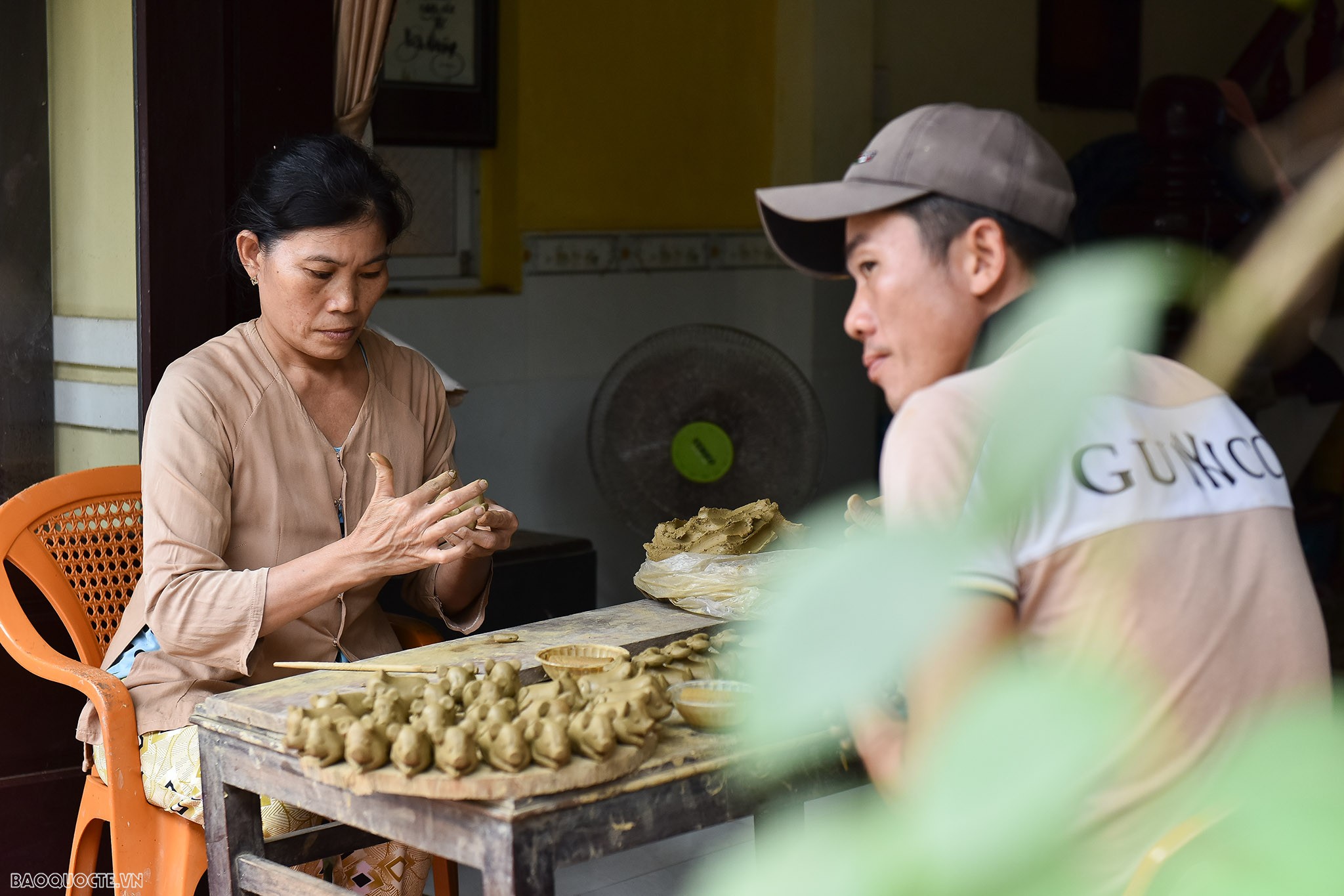 Du khách nước ngoài trải nghiệm ‘tay lấm bùn’ ở làng gốm Thanh Hà